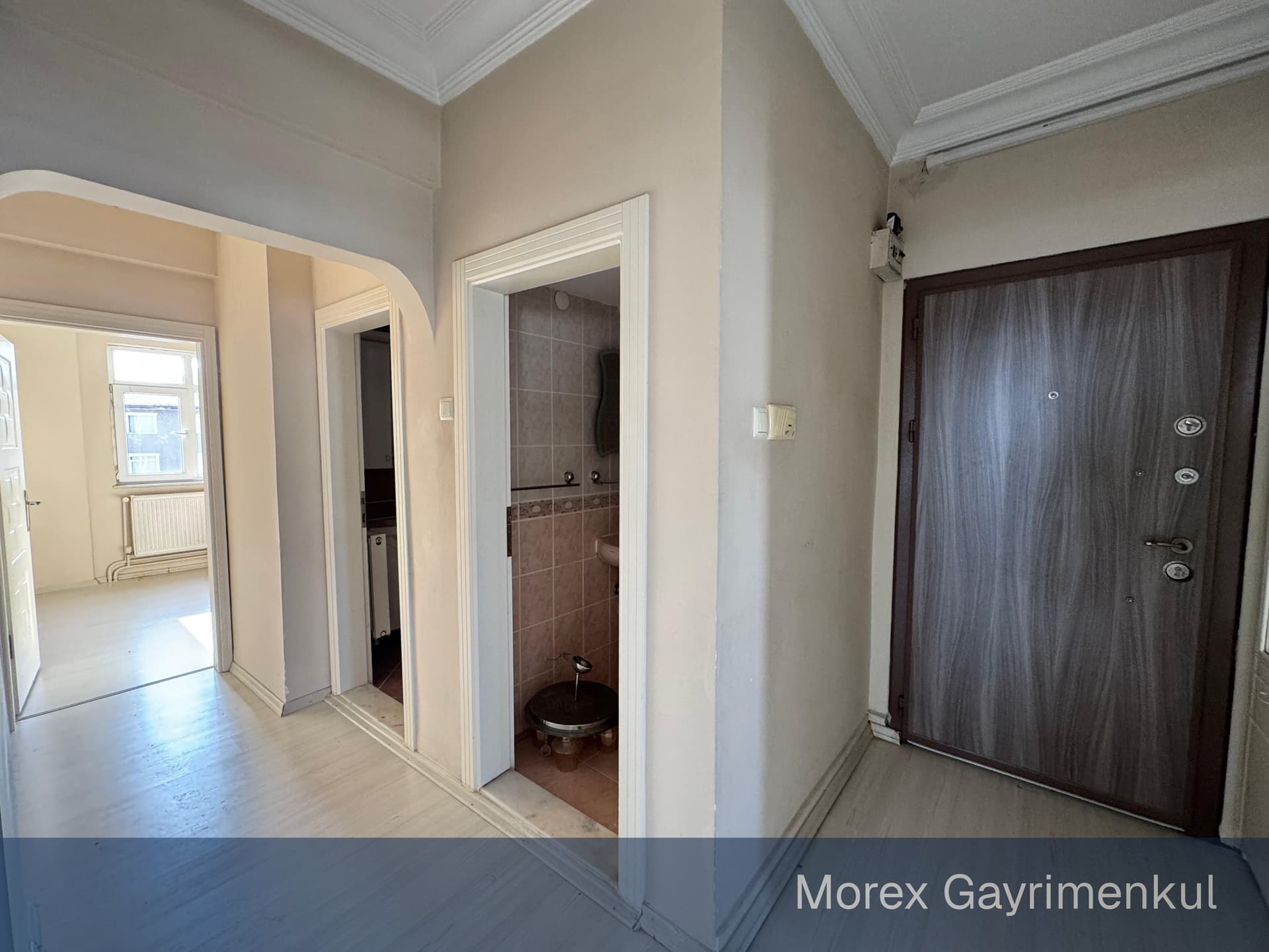 unye-kiralik-daire-golevi-modern-mutfak-ve-balkon-cikisi